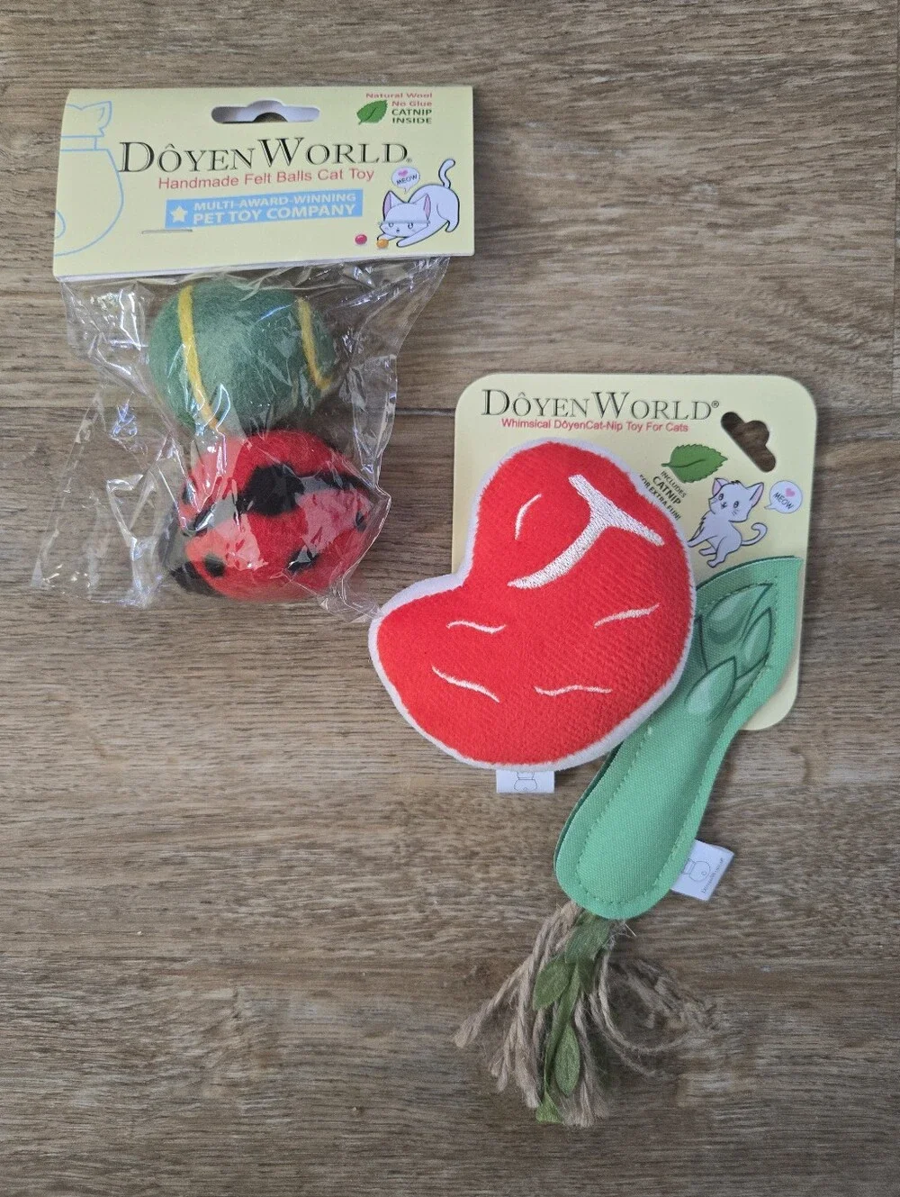 DOYEN WORLD Cat Toy Bundle - Red & Green Plush and Wool Balls